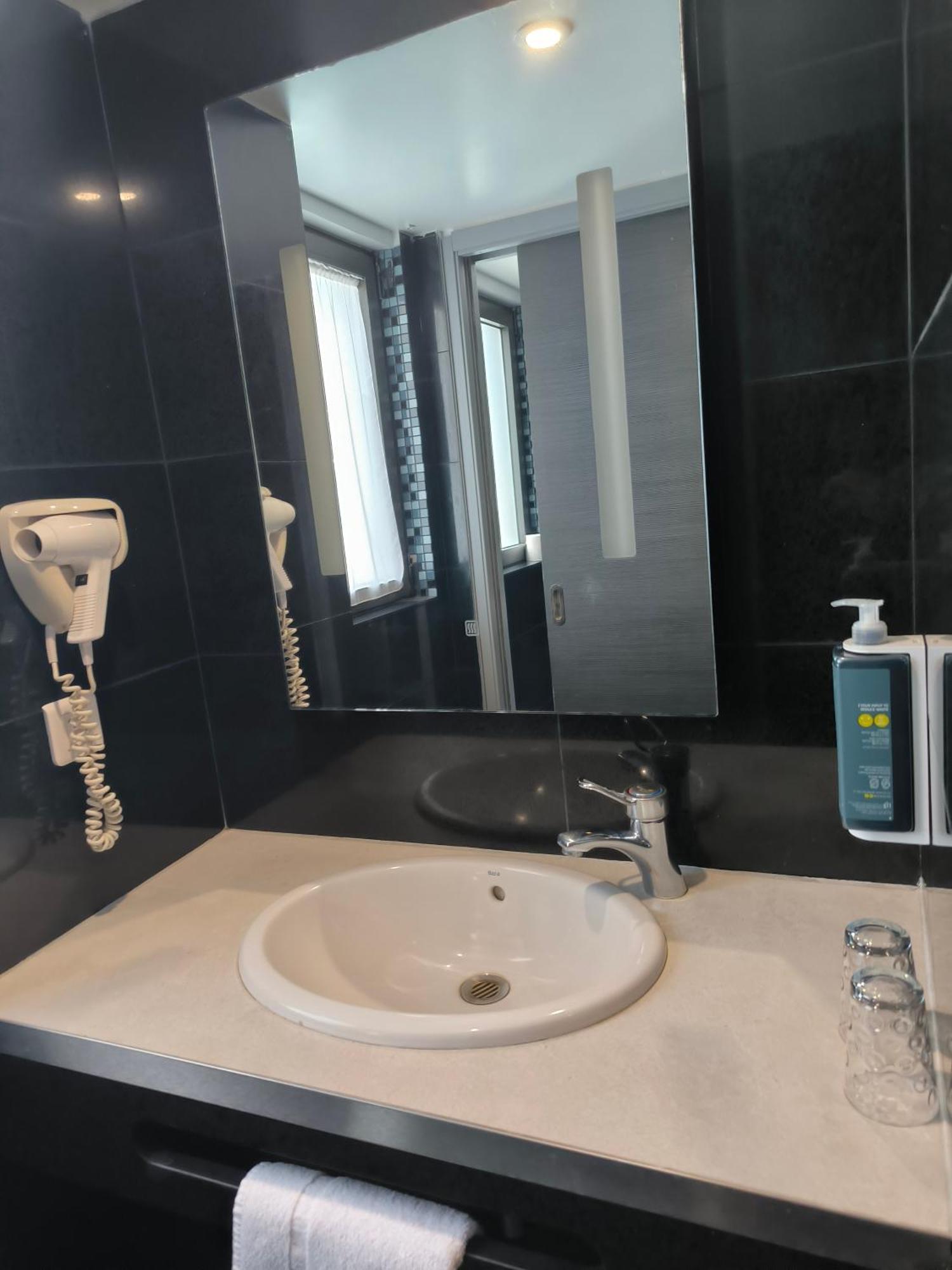 Brit Hotel Porte D'Espagne Perpignan Bagian luar foto